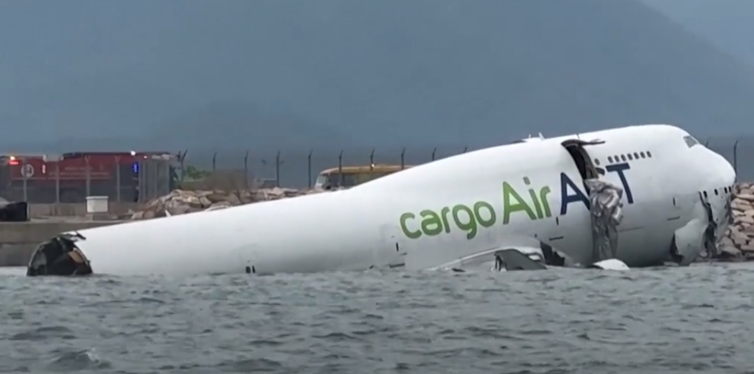 Pesawat Cargo Tergelincir, Tabrak Mobil, Jatuh ke Laut